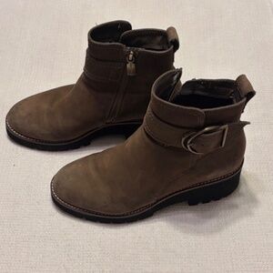 Blondo Bootie Taupe Side Zip Sz 8 Waterproof Buckle Accent